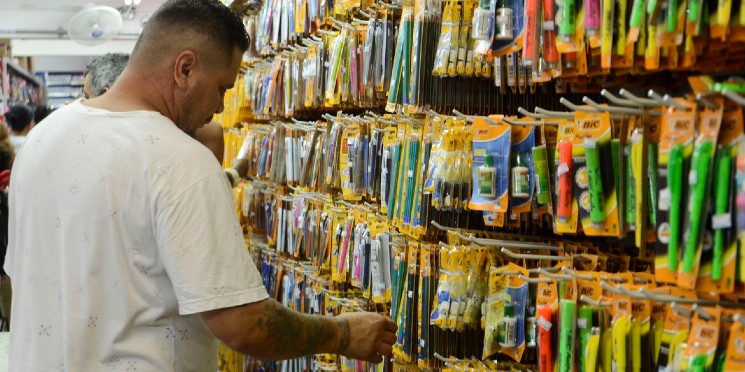 Intenção de consumo sobe em fevereiro e é a maior desde 2015
