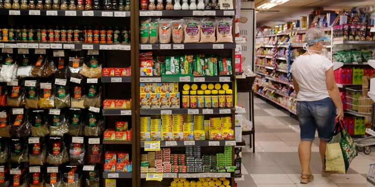Incertezas fazem confiança do consumidor cair em dezembro