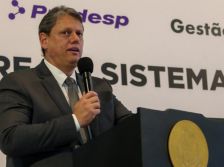 Tarcísio assina decreto que dispensa contribuintes da entrega da GIA