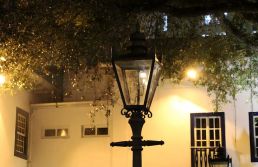 Lampiões a gás voltam a iluminar o Centro Histórico de SP