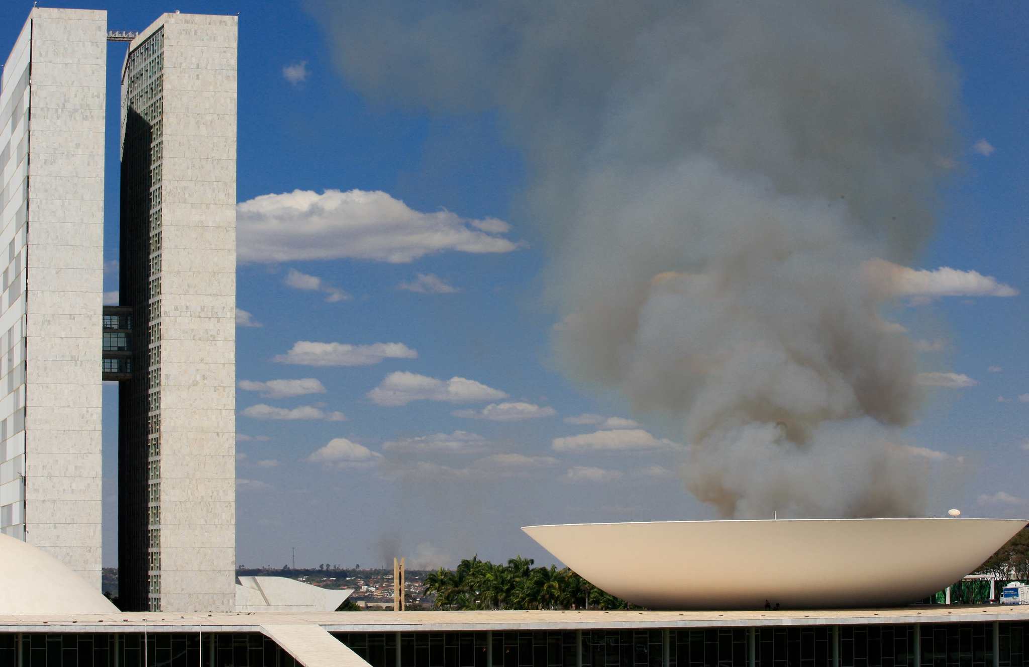 Nos corredores de Brasília | EUA atacam Irã, mas bomba (fiscal) explode no Brasil