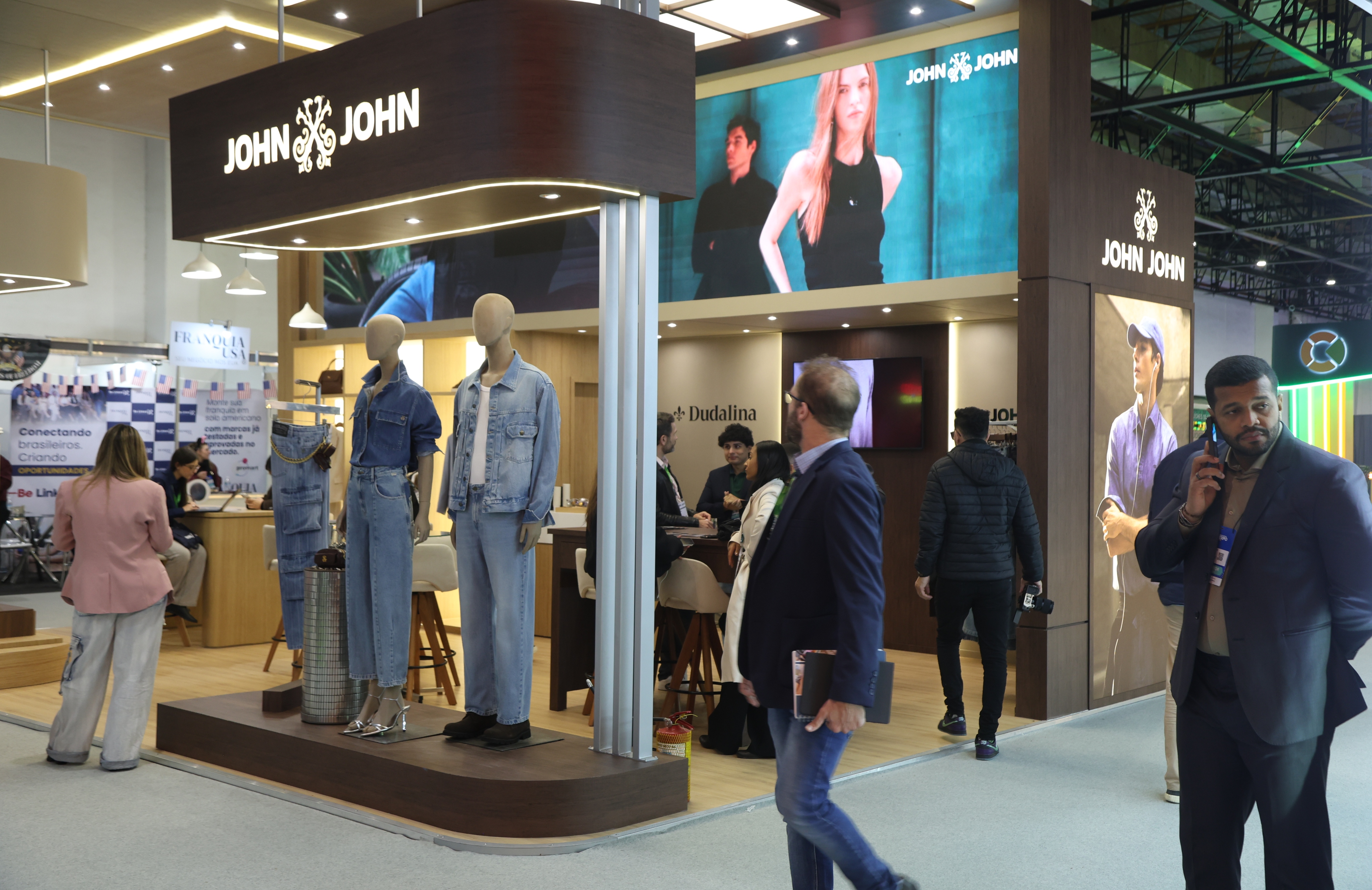 Grupo Veste inclui John John em sua estratégia de franchising; Dudalina já segue por esse caminho