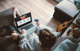 Consumidor brasileiro é o segundo que mais pesquisa descontos na Black Friday