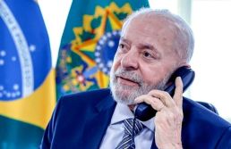 Em telefonema de 30 minutos, Lula pede a Trump fim do tarifaço