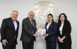 Adida comercial do Consulado-Geral do Paraguai se reúne com presidente da ACSP